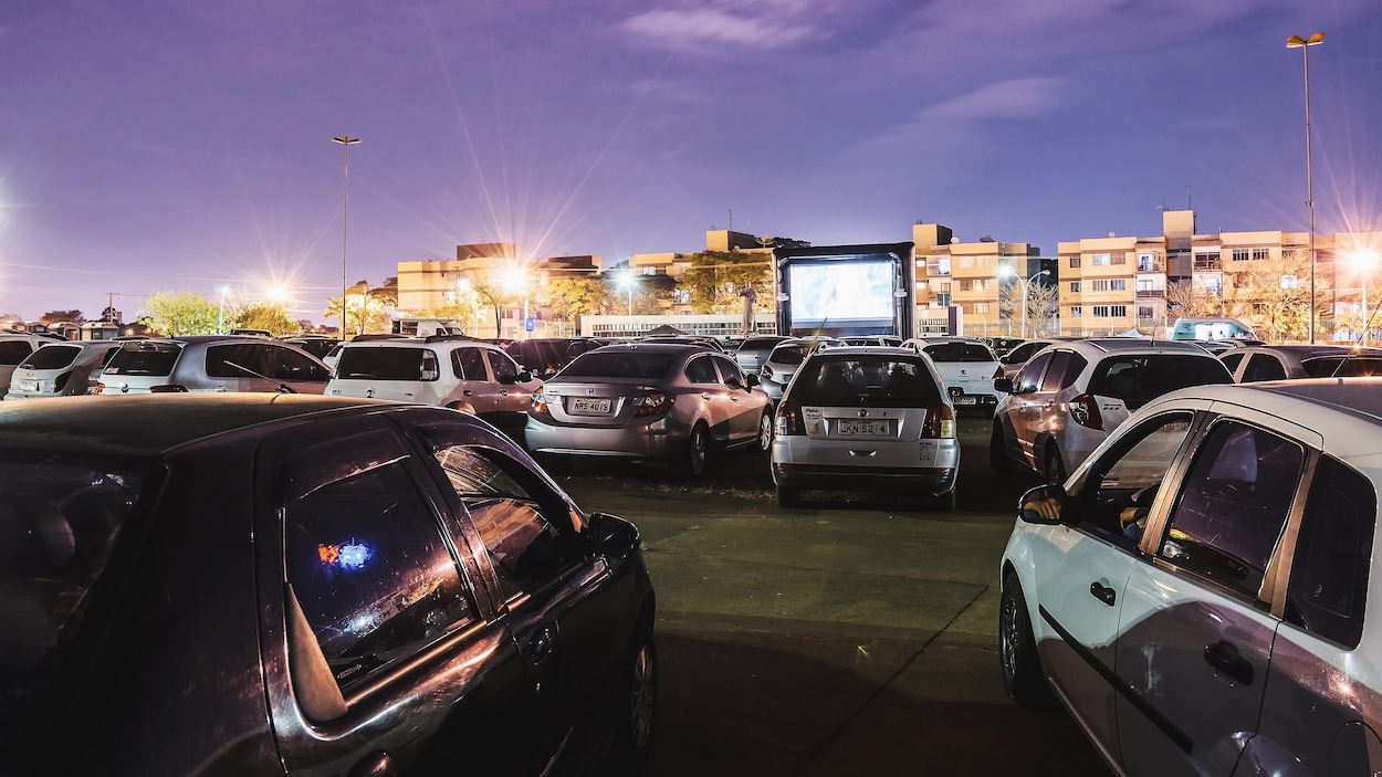 Un ciné-parc avec des voitures et un écran au fond.