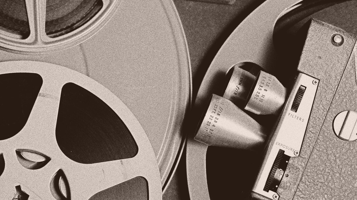 Une image générique d'une ancienne caméra vidéo et de la pellicule.