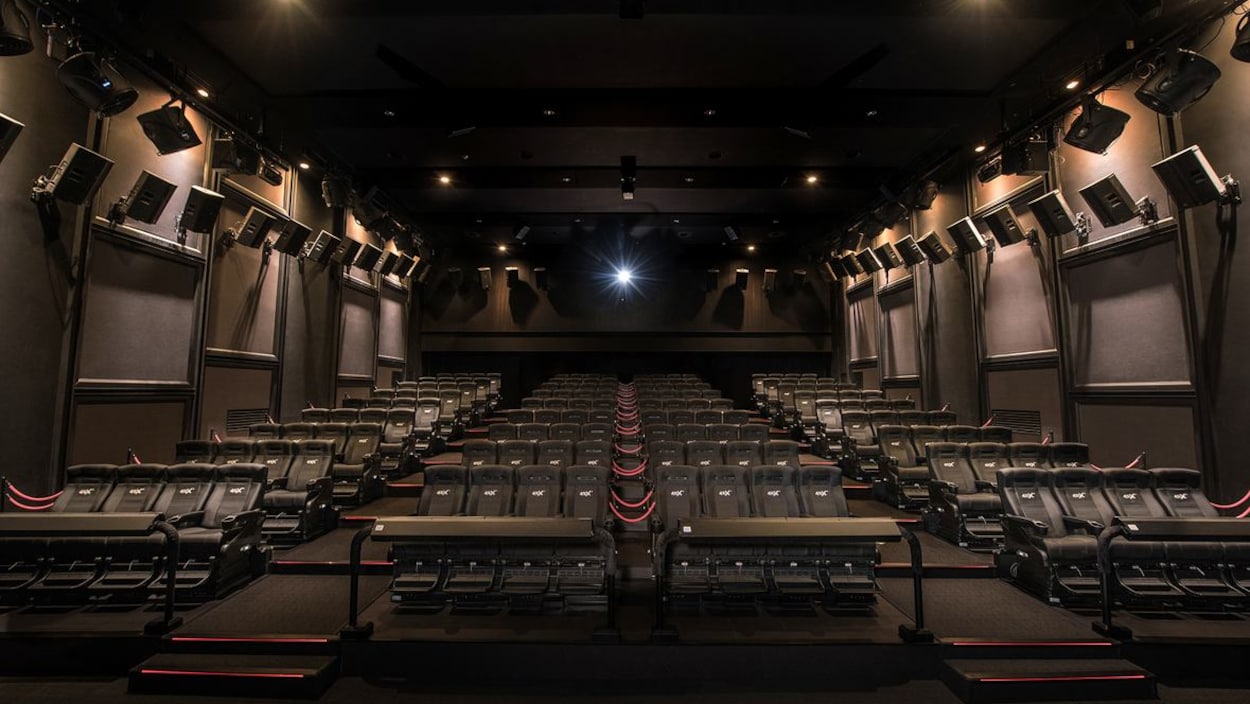 Une salle de cinéma.