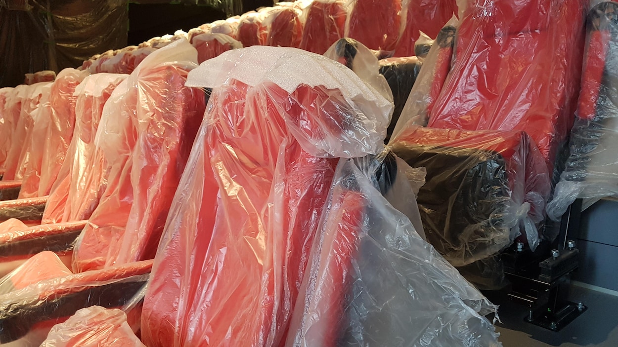 Des sièges de cinéma rouge recouverts de plastique