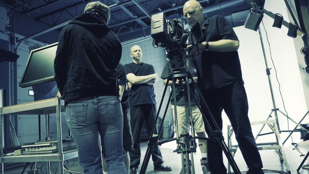 Un plateau de tournage avec un caméraman.