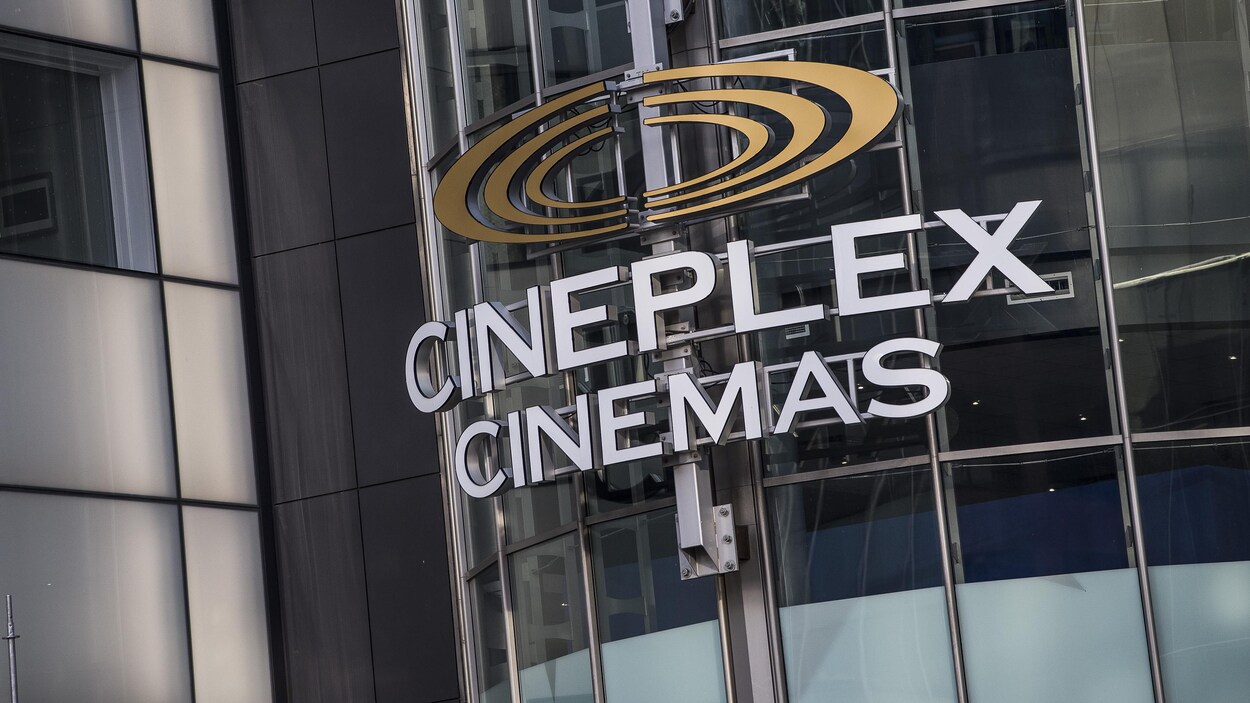 L'enseigne de Cineplex à l'extérieur d'un édifice.
