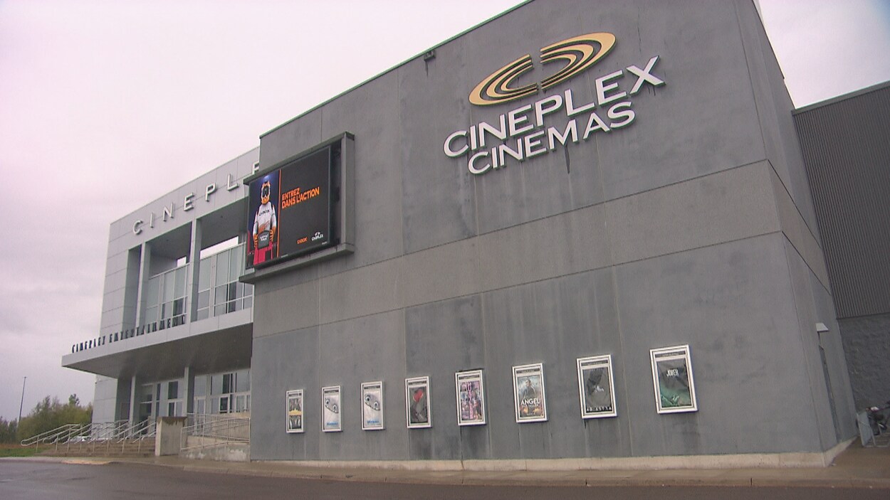 L'extérieur du cinéma Cineplex de Dieppe.