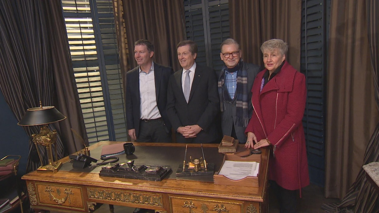 Le maire de Toronto, John Tory, et la conseillère municipale, Paula Fletcher posent pour les médias sur la plateau de la série télévisée La servante écarlate. Le maire de Toronto, John Tory, et la conseillère municipale, Paula Fletcher posent pour les médias sur la plateau de la série télévisée La servante écarlate.