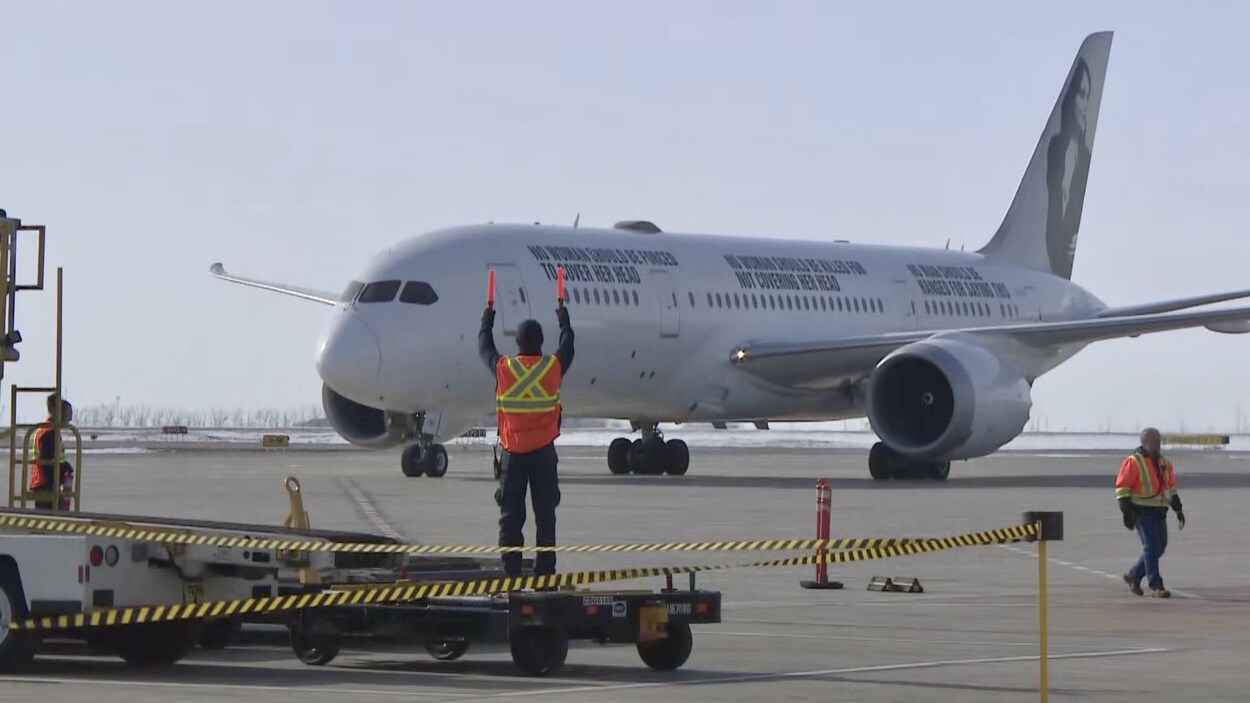 Le cinquième vol transportant des réfugiés en Saskatchewan atterrit à l'aéroport de Regina le 27 mars 2023.