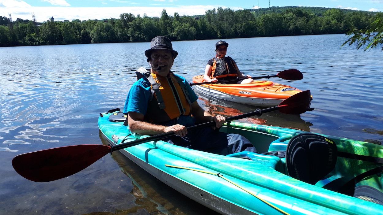 Deux guides en kayak sur le lac.