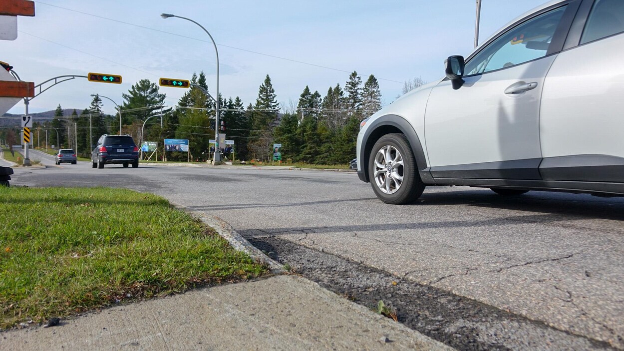 Des voitures qui circulent sur le boulevard du Lac à Lac-Beauport