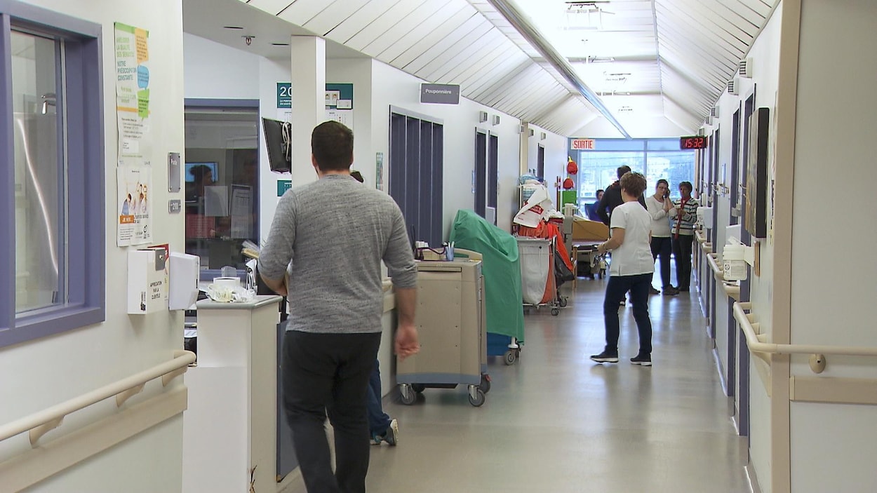 Des personnes, de dos, dans un corridor du CISSS des Îles.