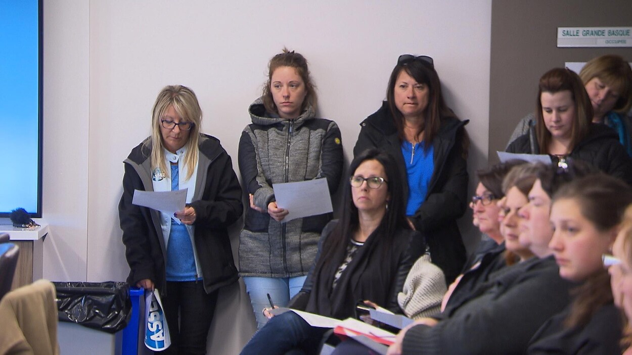Une douzaine de personnes assises, l'air frondeur Une douzaine de personnes assises, l'air frondeur