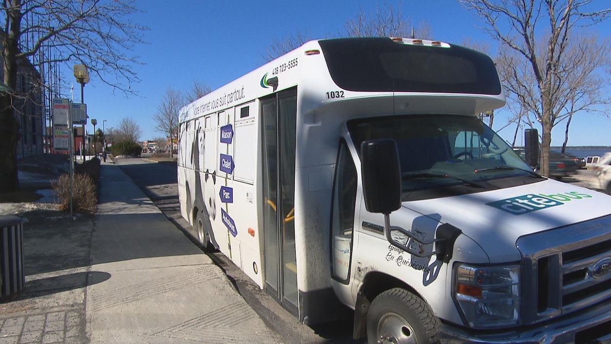 Un autobus de Citébus stationné à l'arrêt de bus du Musée régional de Rimouski.