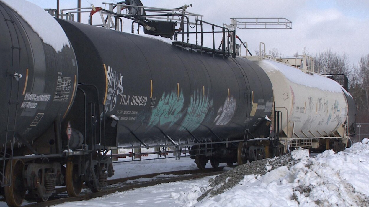 Une citerne de propane de la compagnie Wilson Fuel, acheminée par train.