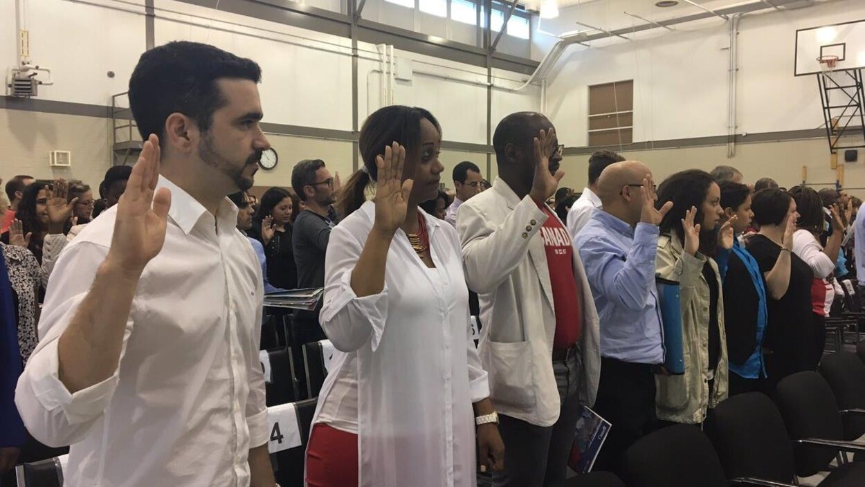 En levant la main droite, 150 personnes sont devenues citoyens canadiens le 1er juillet à Trois-Rivières.
