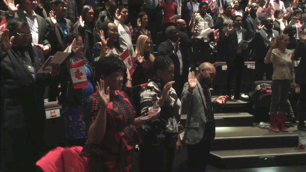Des personnes qui lèvent la main droite