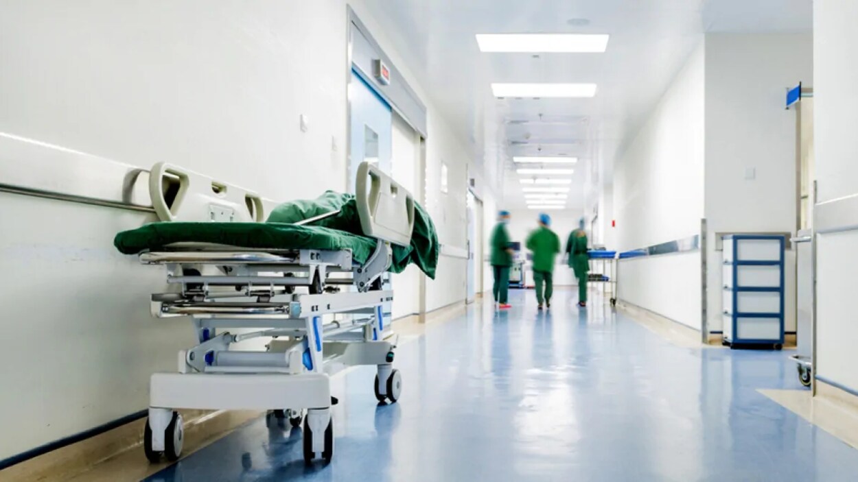 Une civière vide dans un corridor d'hôpital.
