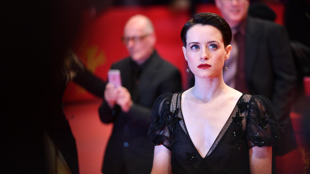 Claire Foy se présente sur le tapis rouge de la Berlinale en février 2018. Claire Foy se présente sur le tapis rouge de la Berlinale en février 2018.