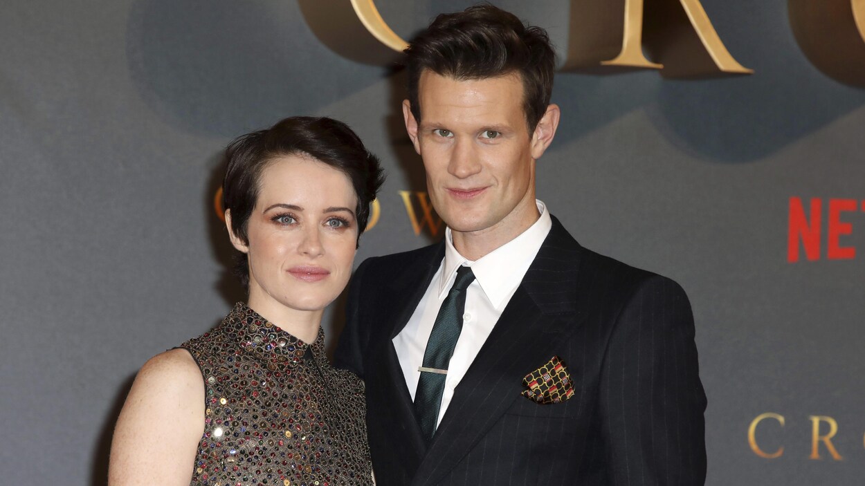 Les acteurs principaux de <i>The Crown</i>, Claire Foy et Matt Smith, se tiennent côte à côte devant les photographes sur le tapis rouge, lors de la première de la deuxième saison de la série, à Londres, en novembre 2017.