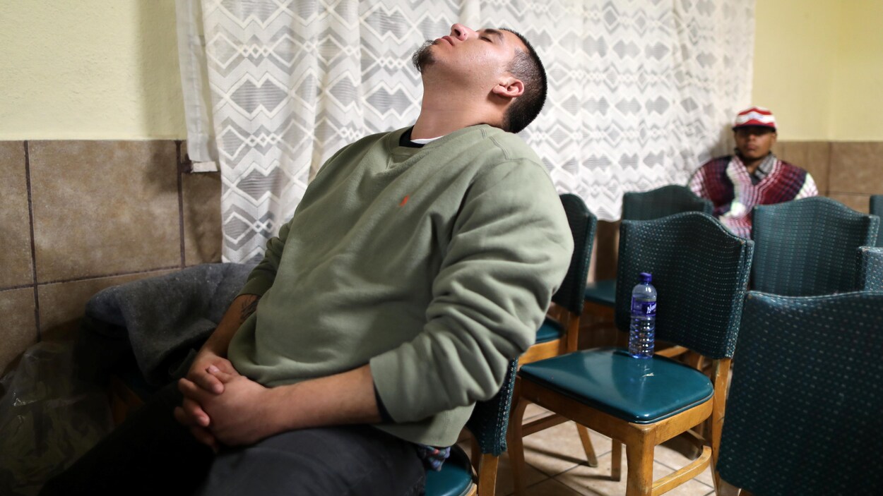Sergio Medrano, 30 ans, réfléchit à son avenir dans la chapelle d'un centre pour migrants de Nogales, au Mexique, où il a trouvé refuge après avoir été expulsé des États-Unis le 1er février.