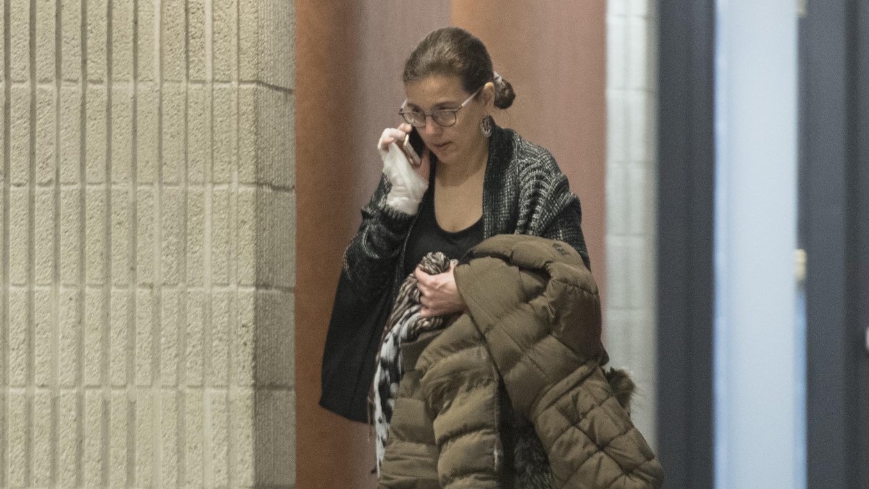 Une femme parle au téléphone en marchant.