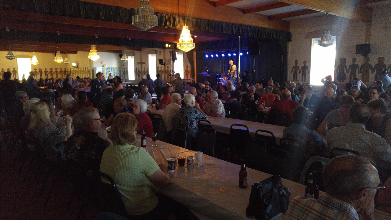 Des gens attablés assistent au spectacle bénéfice pour les sinistrés des inondations à Clarence-Rockland.