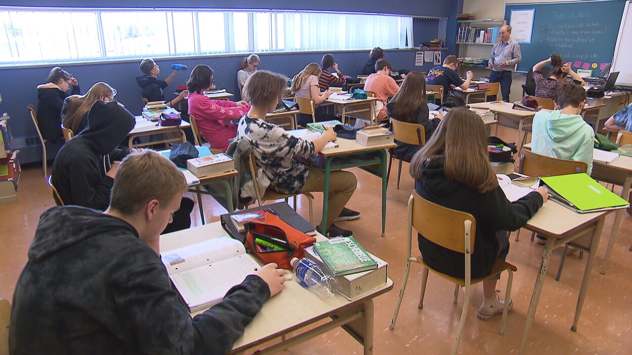 Une vingtaine d'étudiants dans une classe