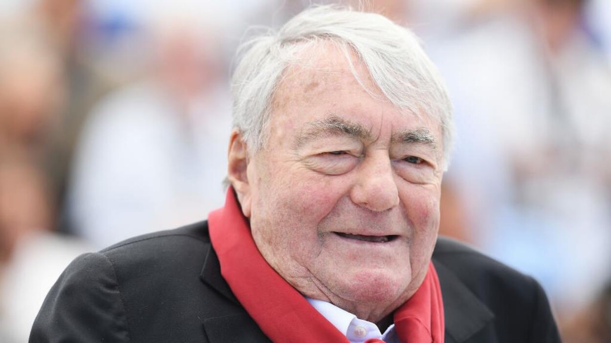 Portrait de Claude Lanzmann portant une écharpe rouge.