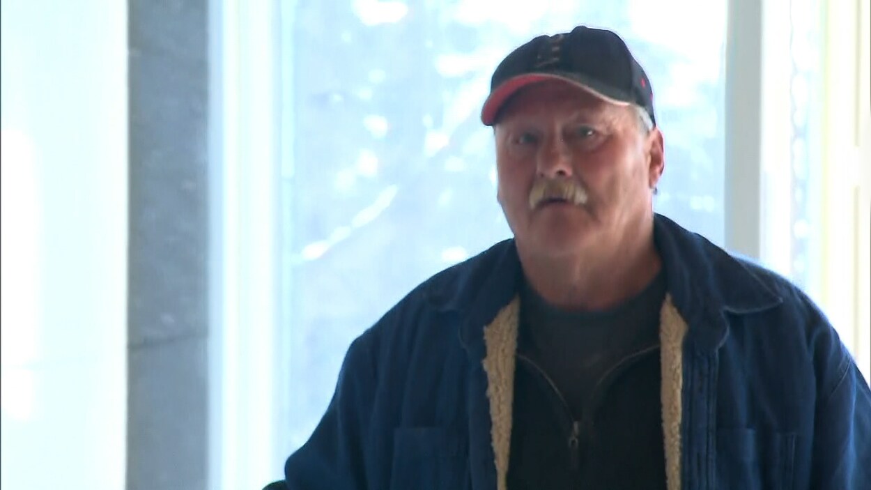 Un homme rentre au palais de justice