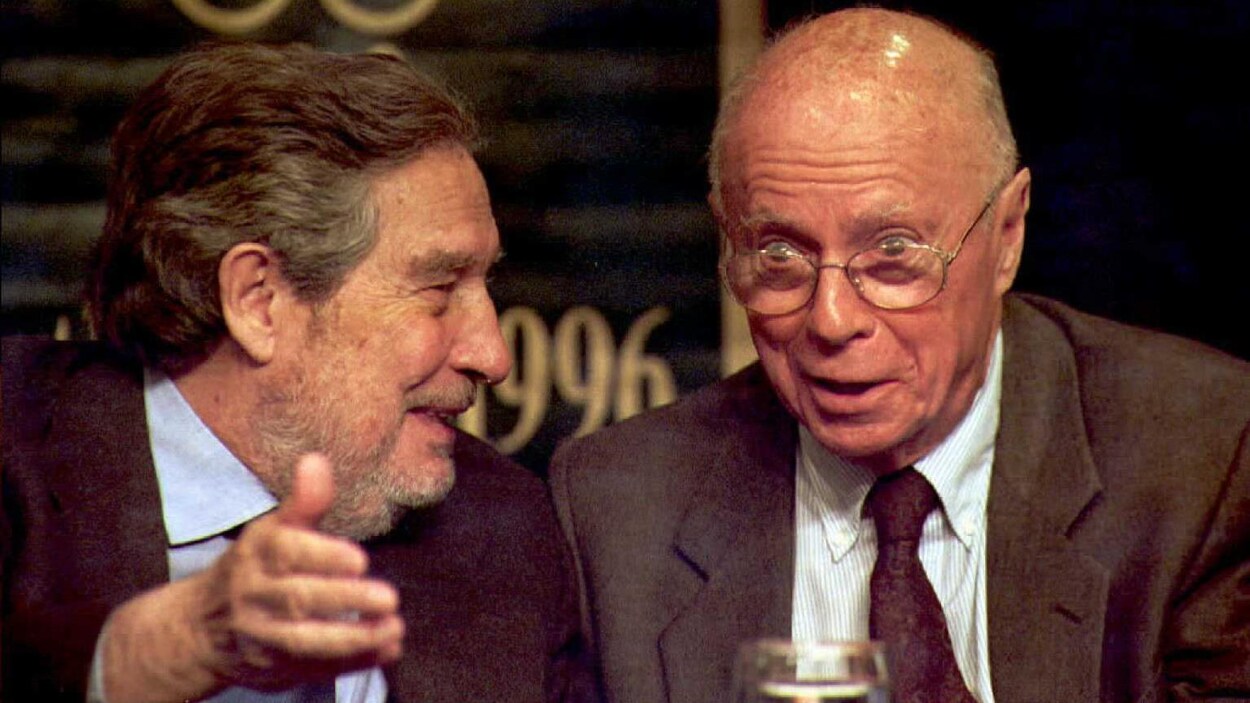 L'auteur Claude Simon assis côté d'un autre écrivain, Octavio Paz, en 1996