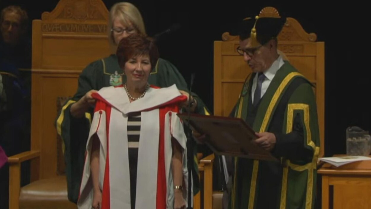 Claudette tardif reçoit la distinction du diplôme honorifique.