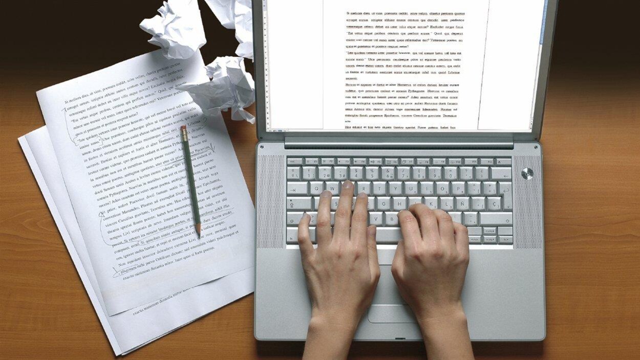 Une personne rédigeant un texte à l'ordinateur Une personne rédigeant un texte à l'ordinateur