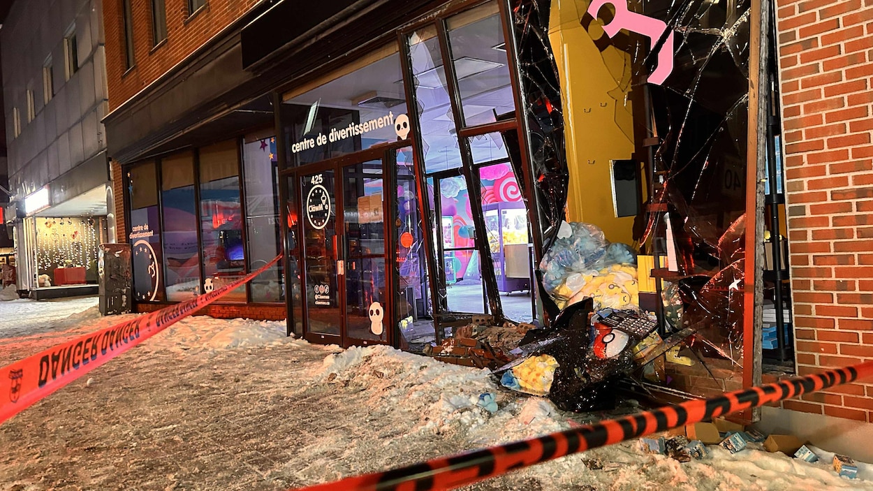 Un véhicule défonce une vitrine au centre-ville de Trois-Rivières