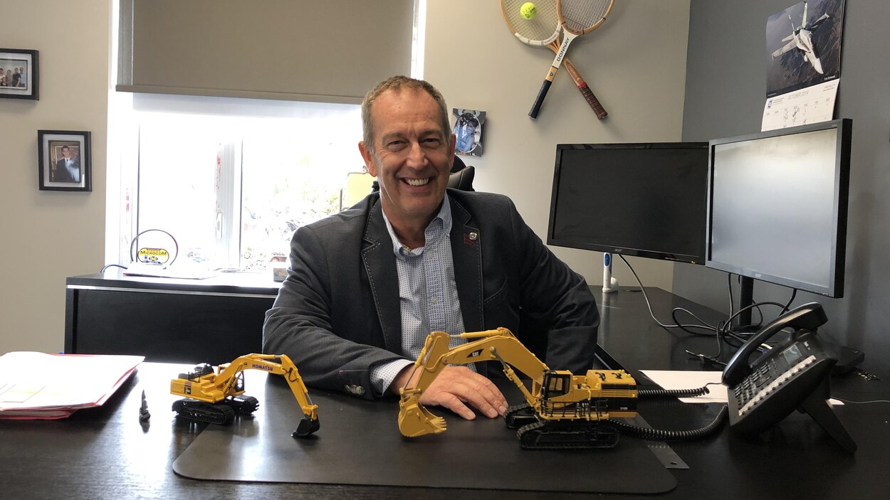 Clément Gauvin souriant dans son bureau