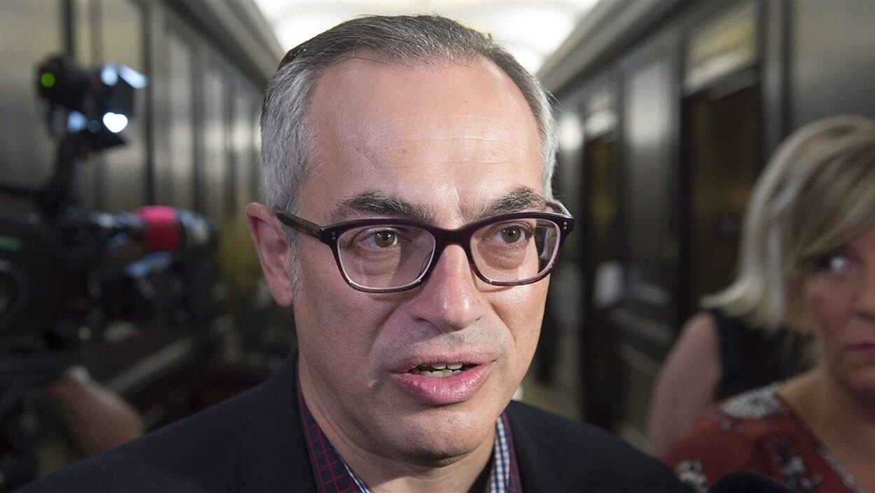 Tony Clement lors d'un point de presse.