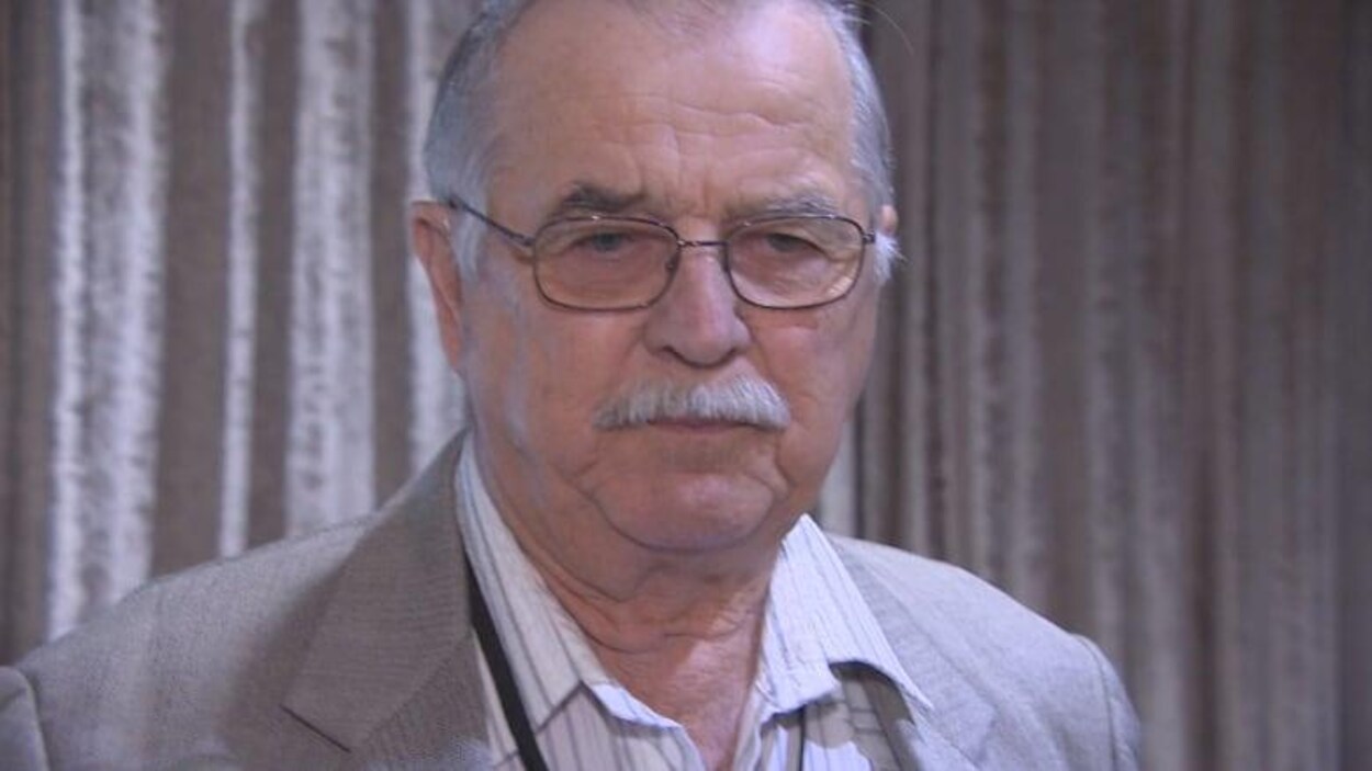 Portrait d'un homme aux cheveux et à la moustache gris, qui porte des lunettes. Portrait d'un homme aux cheveux et à la moustache gris, qui porte des lunettes.