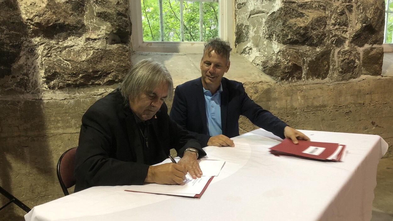 Le chef signe un document.
