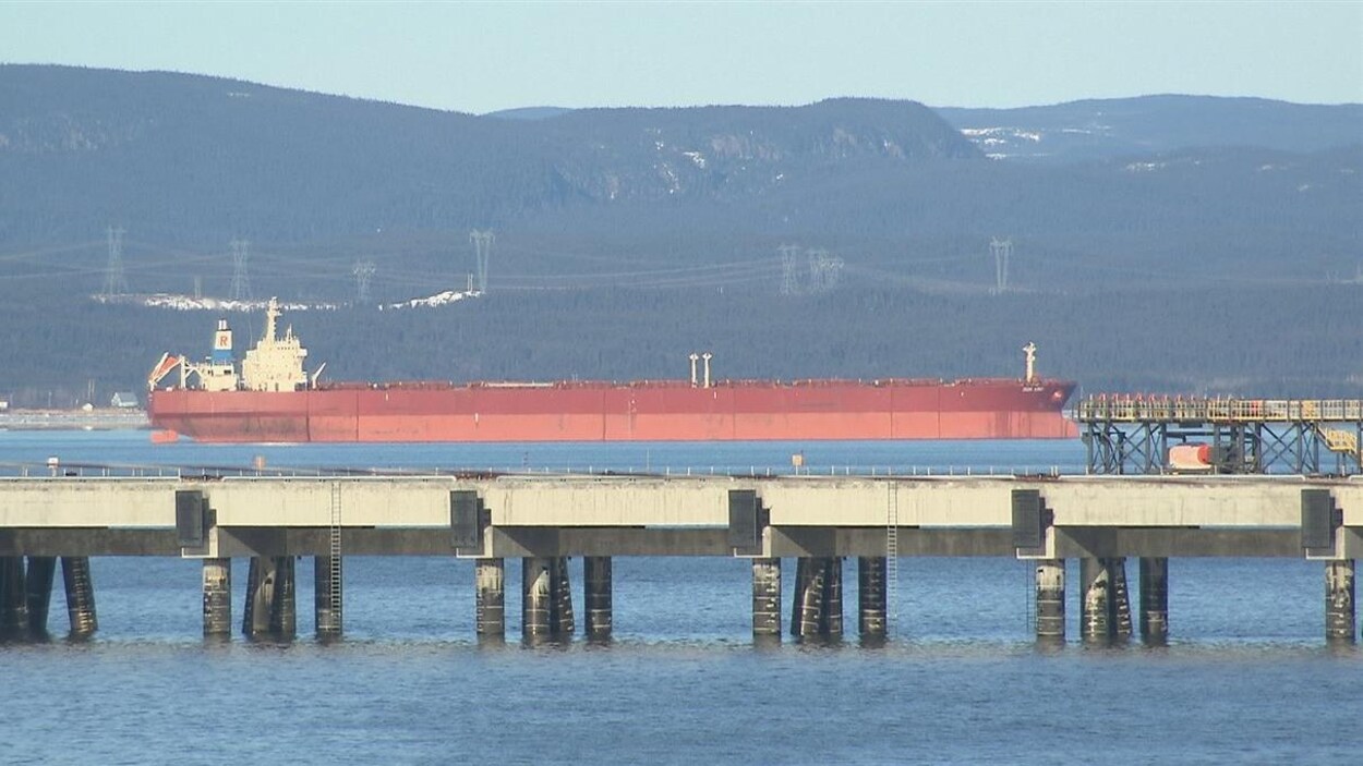 Un bateau à proximité du quai multiusager à Sept-Îles.