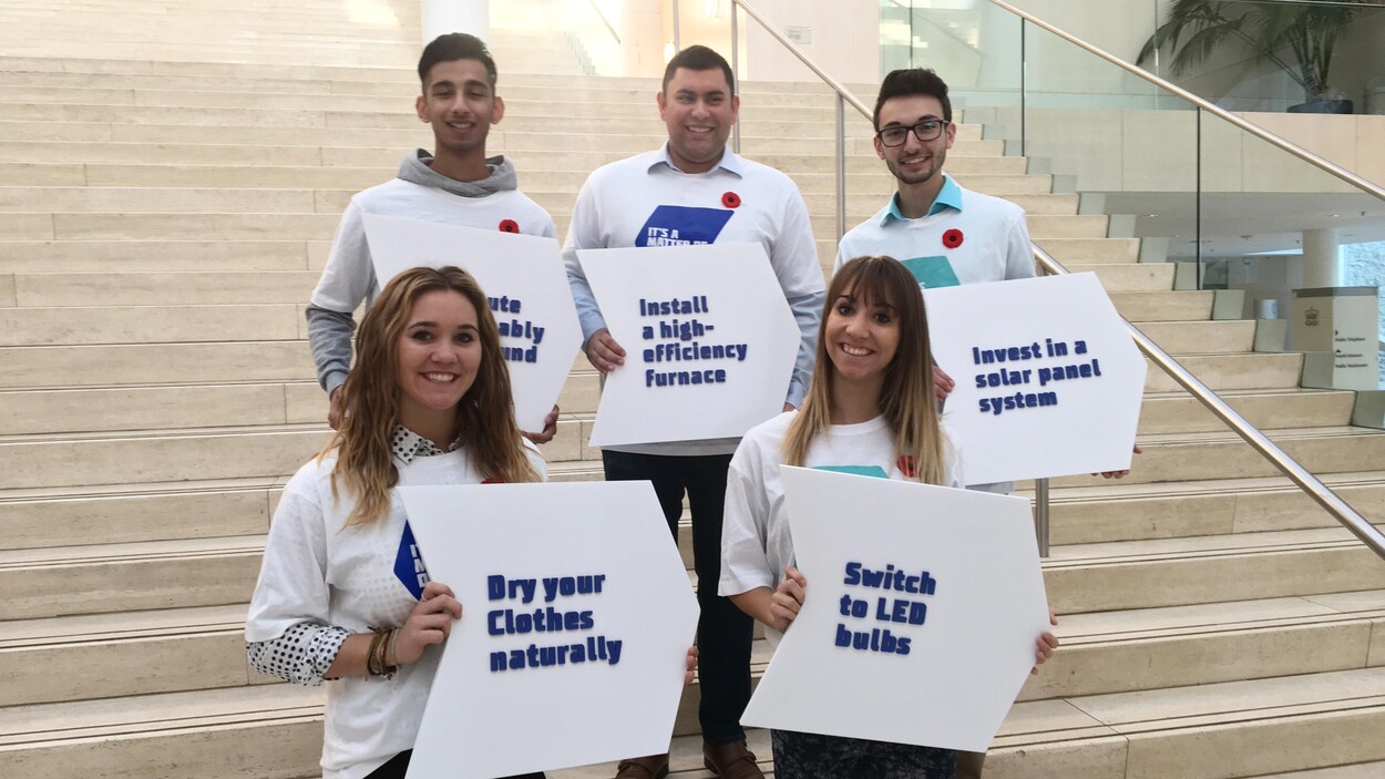 5 étudiants qui tiennent des pancartes pour soutenir le programme Change for Climate 5 étudiants qui tiennent des pancartes pour soutenir le programme Change for Climate