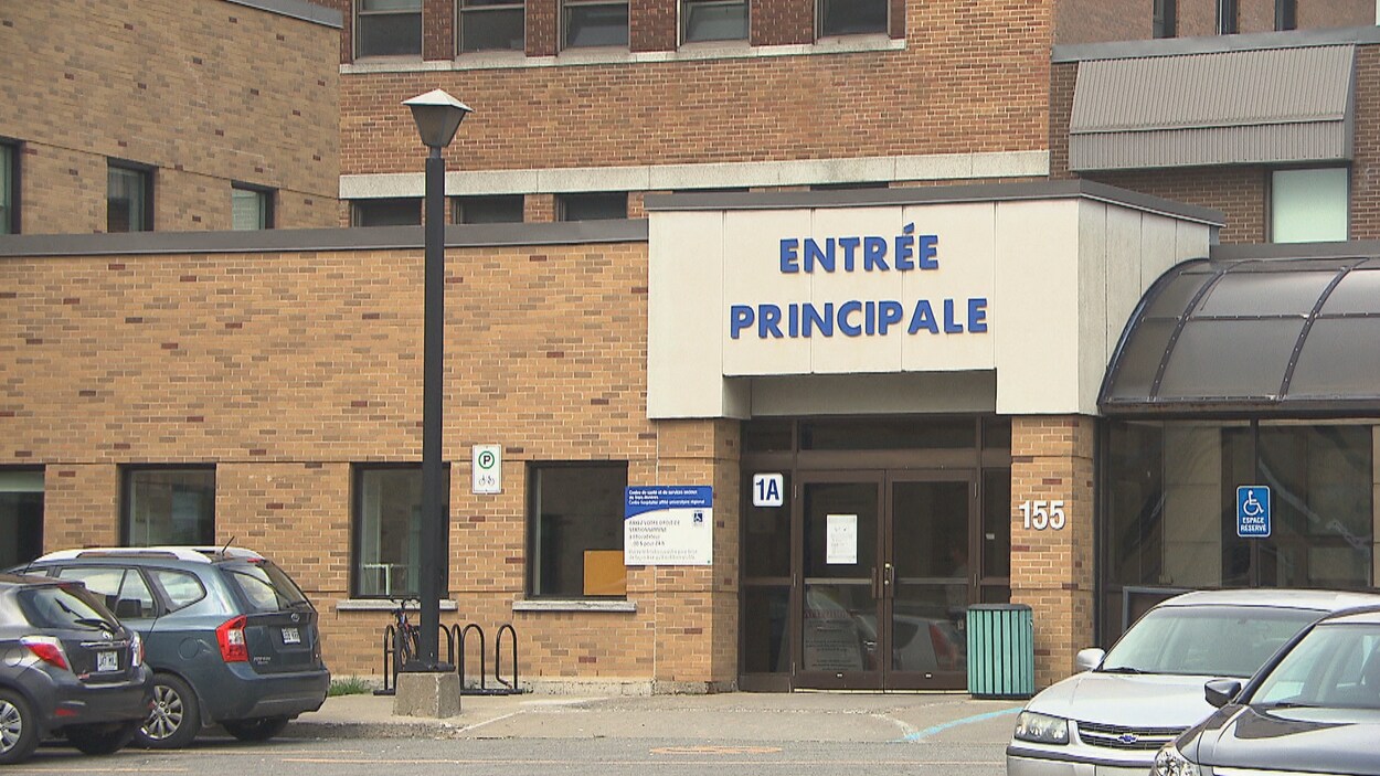 Une façade d'hôpital où on peut lire entrée principale