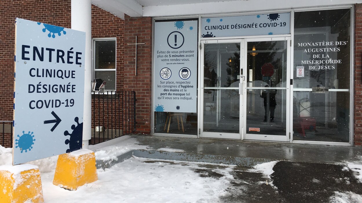 L'entrée de la clinique désignée COVID-19.