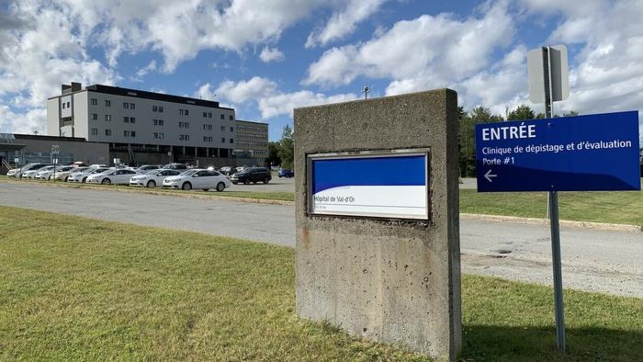 Une affiche près de l'entrée de l'hôpital de Val-d'Or indique où se trouve la clinique de dépistage.