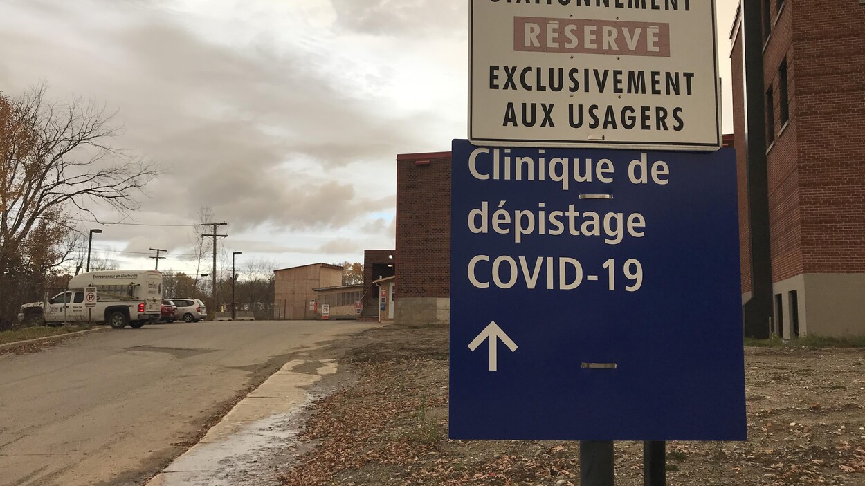 Une pancarte indique aux usagers où se rendre pour accéder à la clinique de dépistage.