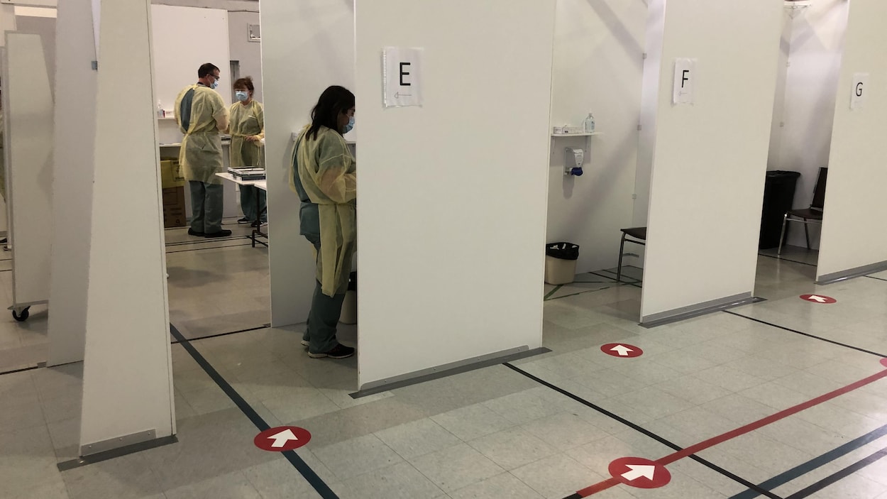 Cubicules où sont effectués des tests de dépistage.