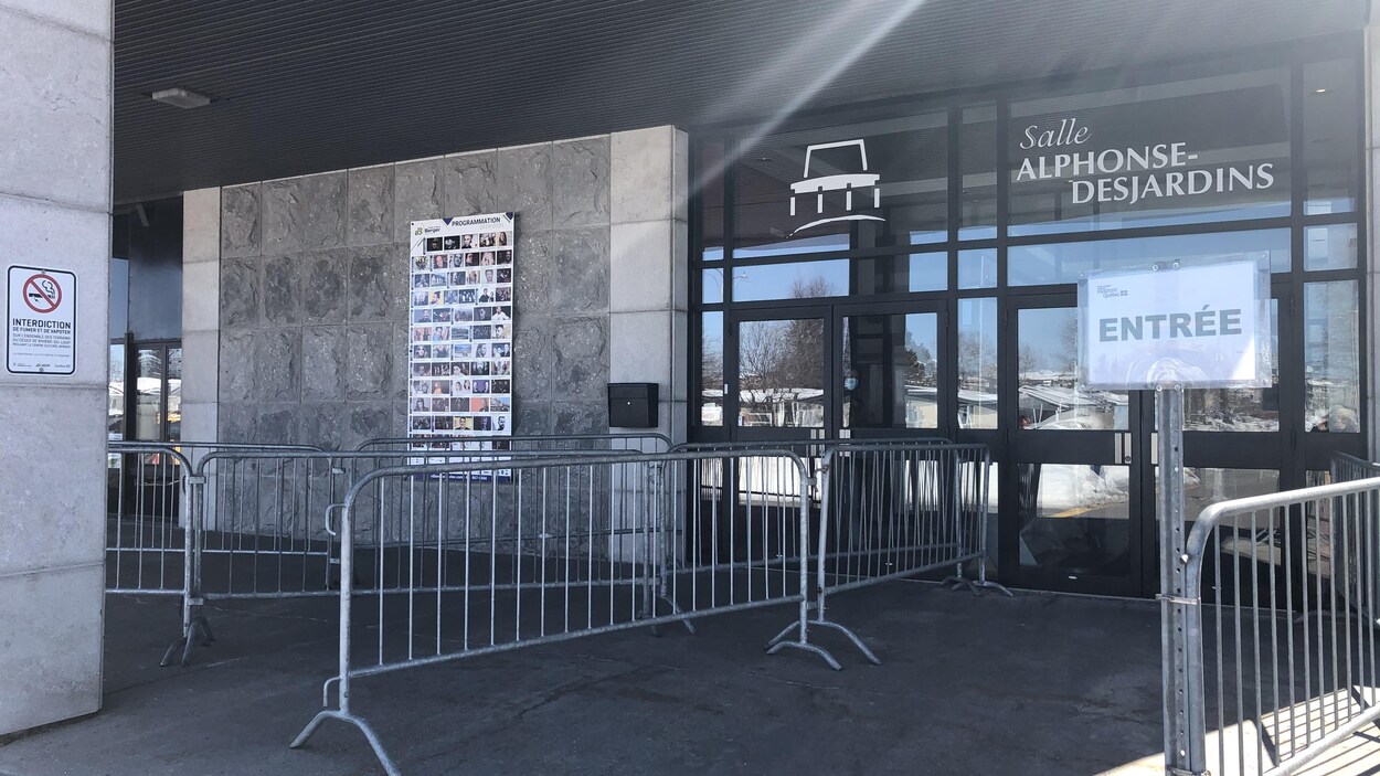 L'entrée du Centre culturel avec des barricades.