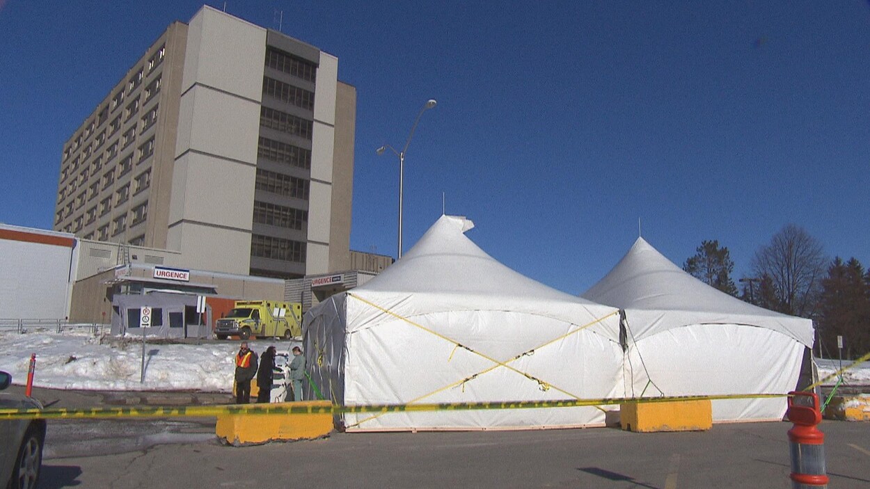 Des chapiteaux installés devant l'Hôpital du Centre-de-la-Mauricie, à Shawinigan.