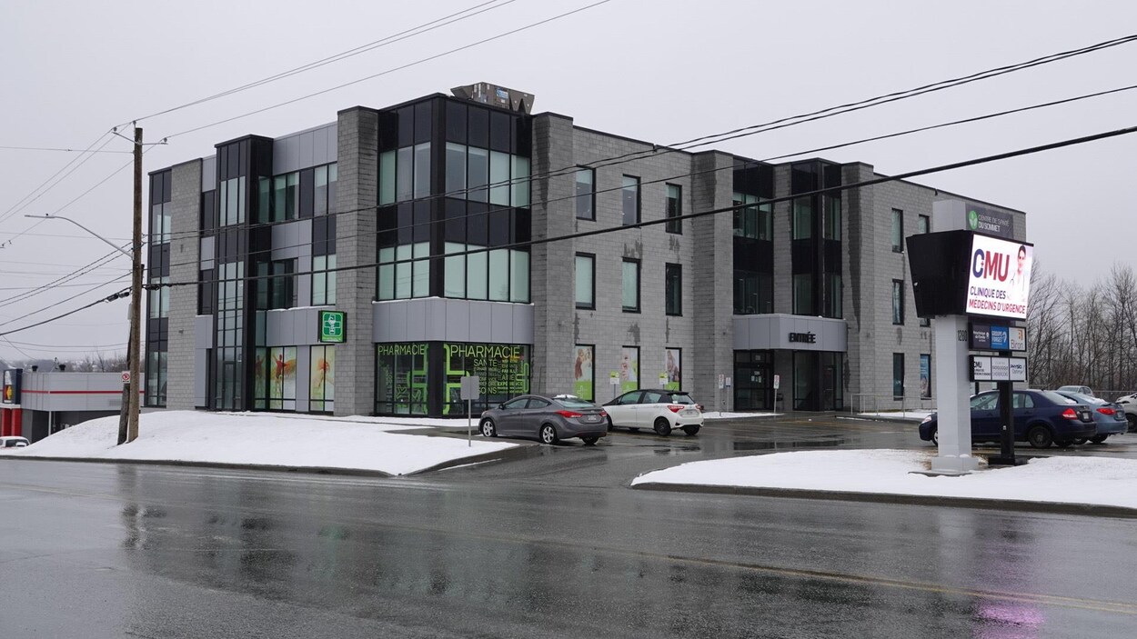 Un bâtiment situé au 1280 rue King Est qui accueille la clinique d'évaluation. Devant quelques voitures sont stationnés.