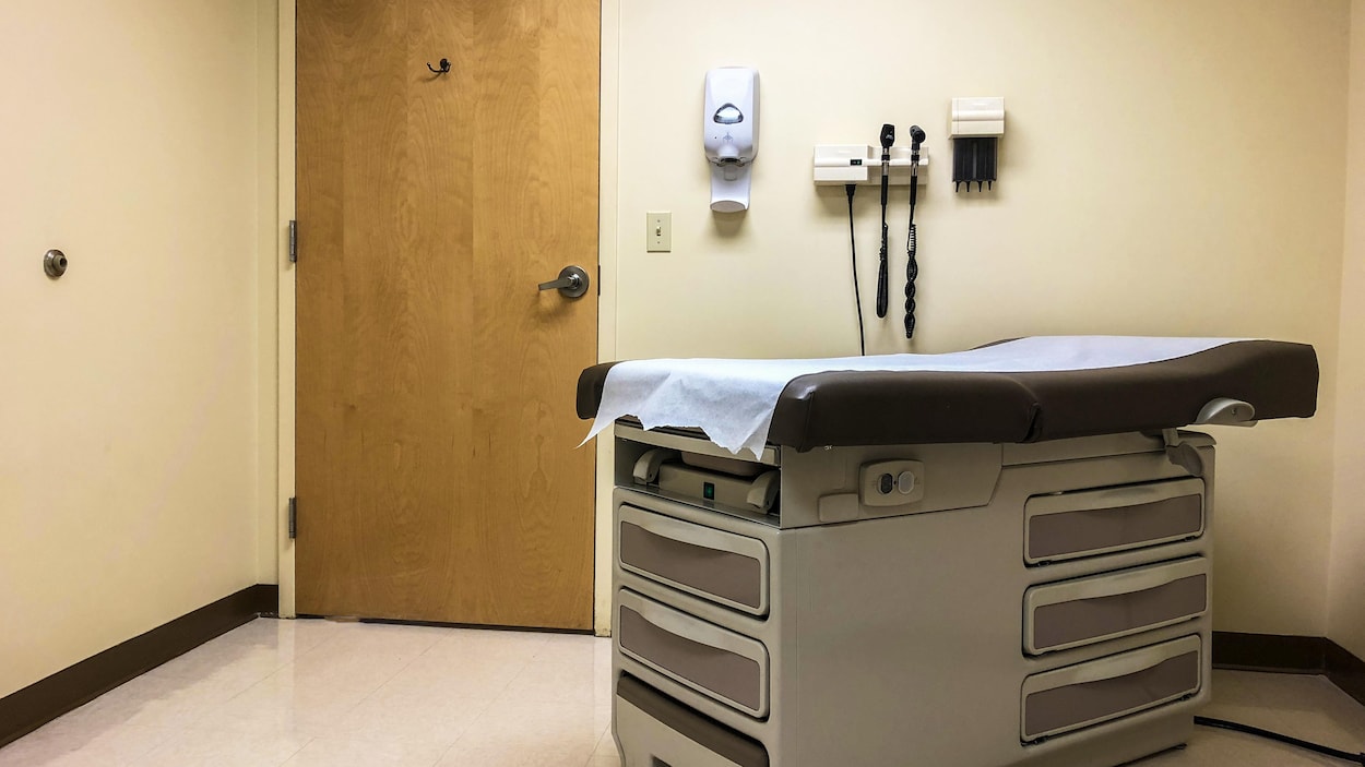 Une salle d'examen dans une clinique médicale.