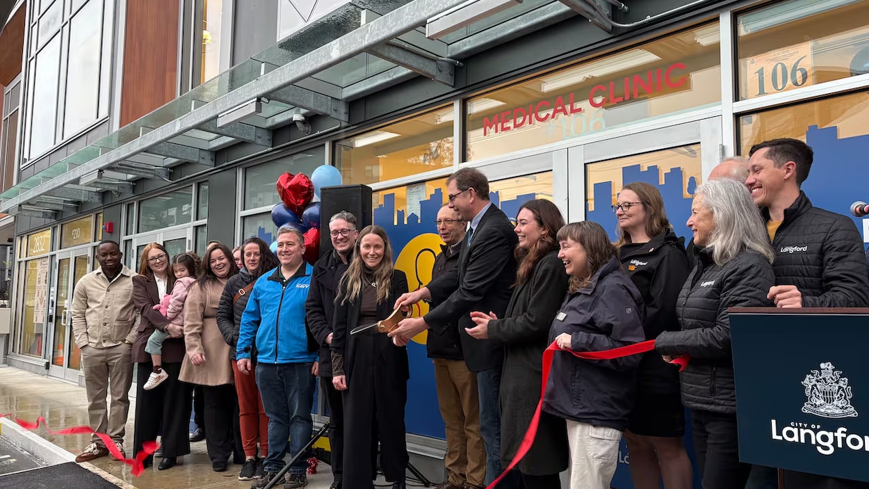 Une clinique financée par la communauté ouvre à Langford