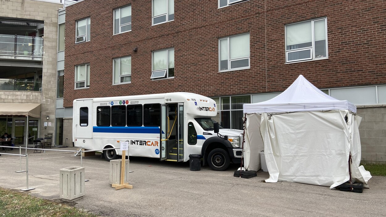 Un autobus et une tente.