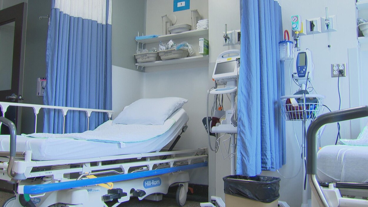 Un lit d'hôpital entouré d'appareils médicaux