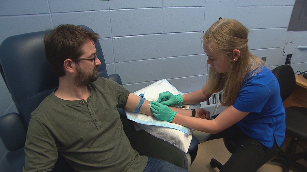 L'étudiante Marie-Jessie Lavoie fait une prise de sang à employé du Cégep de Rivière-du-Loup.