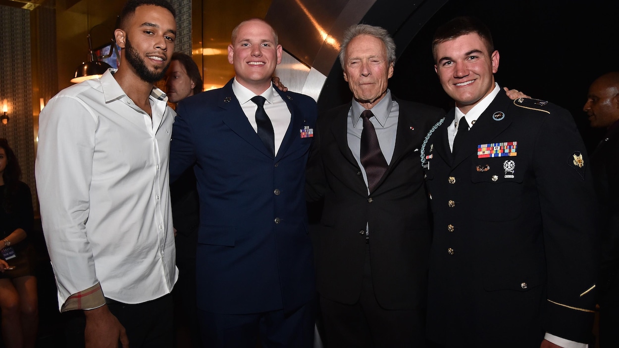 De gauche à droite : Anthony Sadler, Spencer Stone, Clint Eastwood et Alek Skarlatos se tiennent côte à côte . De gauche à droite : Anthony Sadler, Spencer Stone, Clint Eastwood et Alek Skarlatos se tiennent côte à côte .